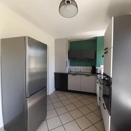 T3 Rénové Avec Jardin Et Garage, Centre-ville De - Fr-1-541-99 La Roche-Posay