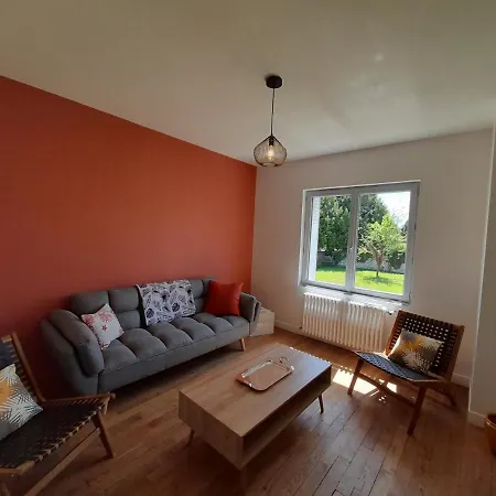 Apartment T3 Renove Avec Jardin Et Garage, Centre-ville De - Fr-1-541-99 La Roche-Posay