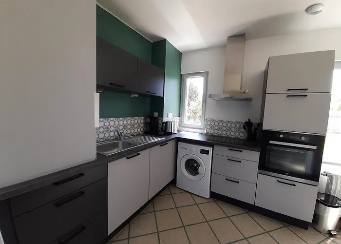 T3 Rénové Avec Jardin Et Garage, Centre-ville De - Fr-1-541-99 * La Roche-Posay